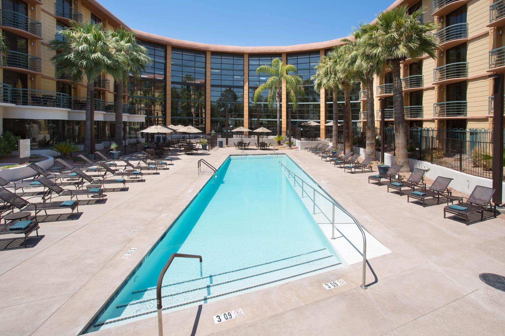 Embassy Suites By Hilton Phoenix Biltmore Exterior photo