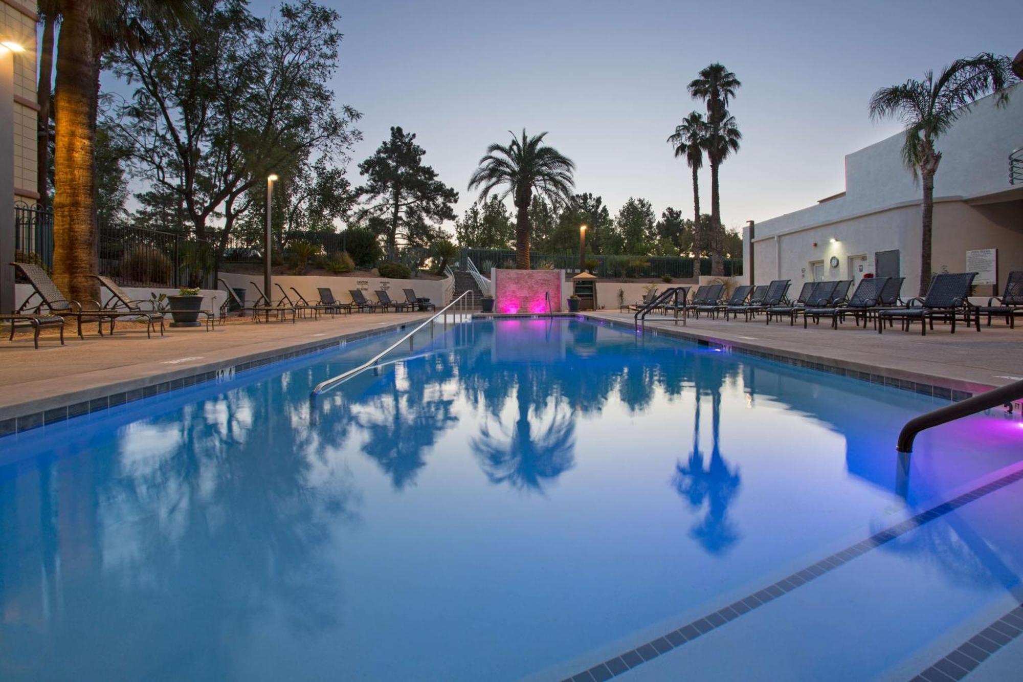 Embassy Suites By Hilton Phoenix Biltmore Exterior photo