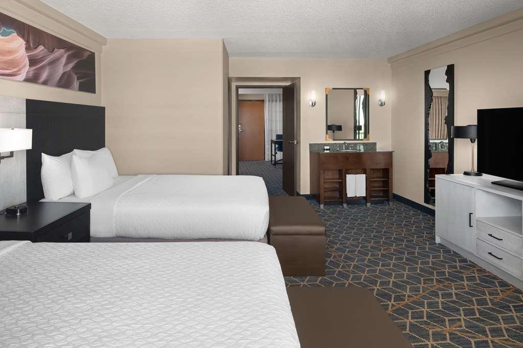 Embassy Suites By Hilton Phoenix Biltmore Room photo