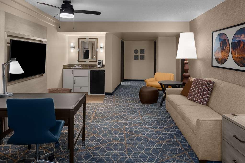 Embassy Suites By Hilton Phoenix Biltmore Room photo